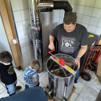 2025_08_24_Honig_schleudern